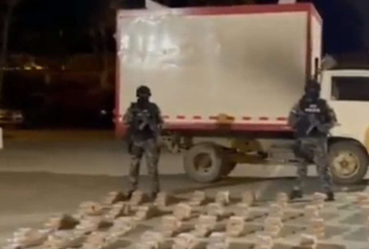 La Policía Nacional capturó droga durante un control en Esmeraldas.