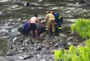 Personal de emergencias atendió a persona con signos de hipotermia en medio del río Tomebamba