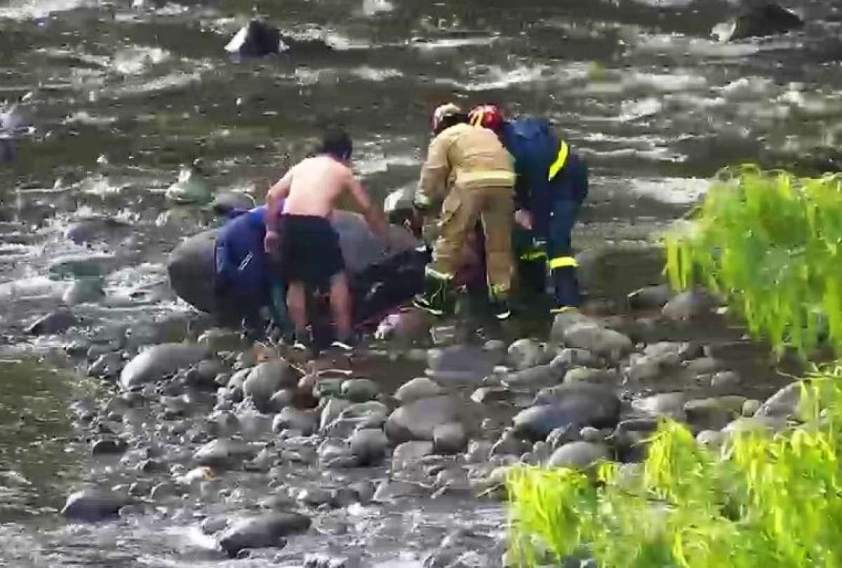 Personal de emergencias atendió a persona con signos de hipotermia en medio del río Tomebamba