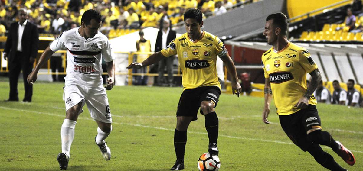 Los mediocampistas de Barcelona, Mat&iacute;as Oyola (c.) y Dami&aacute;n D&iacute;az (d.), durante el partido de ida de la Sudamericana ante el General D&iacute;az paraguayo.