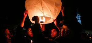 Globos de papel se elevaron al cielo en vigilia por equipo de prensa asesinado