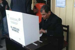 El primer mandatario, Rafael Correa ejerci&oacute; su derecho al voto en Quito. Foto: Presidencia