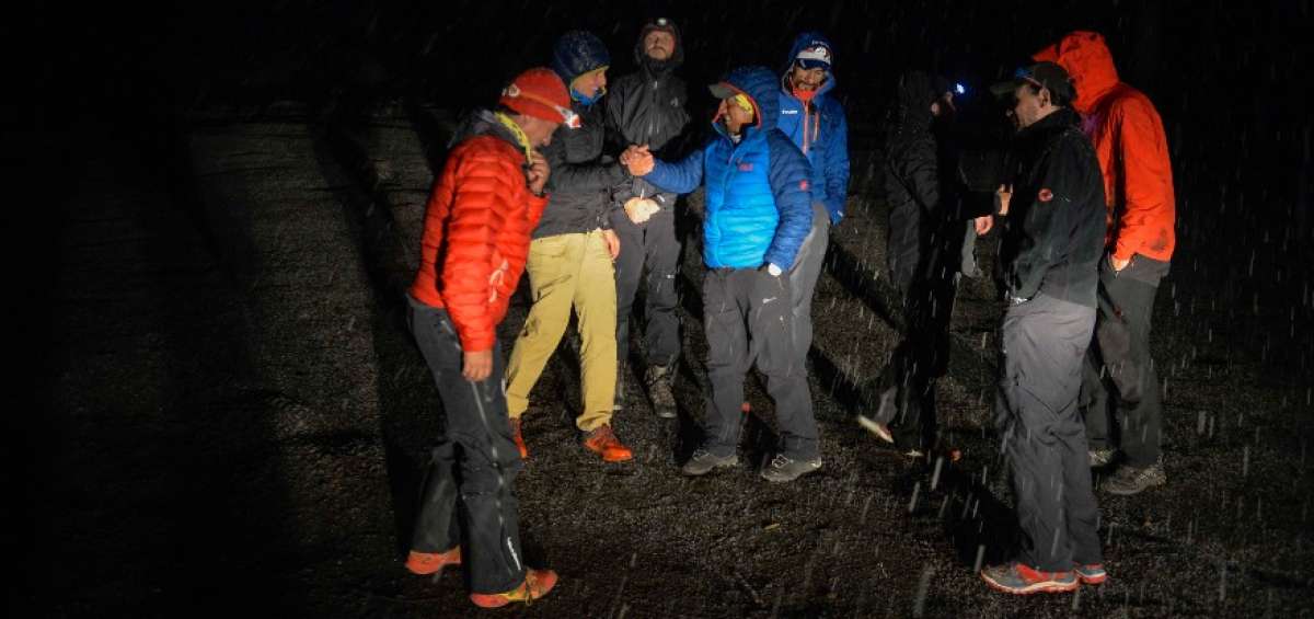 Los monta&ntilde;istas se reunieron con los gu&iacute;as y el personal de apoyo que coordinaron su log&iacute;stica.