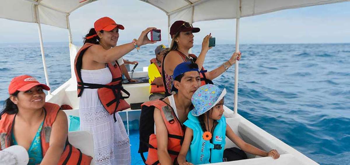 Turistas mientras observan el salto de las ballenas jorobadas, que han empezado a llegar a Manab&iacute;.  