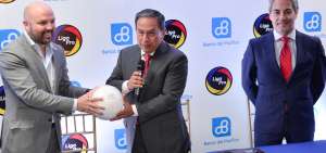 El presidente de la LigaPro, Miguel &Aacute;. Loor (i), entrega una pelota al titular del Banco del Pac&iacute;fico, Efra&iacute;n Vieira (c); Luis Manfredi observa la acci&oacute;n.