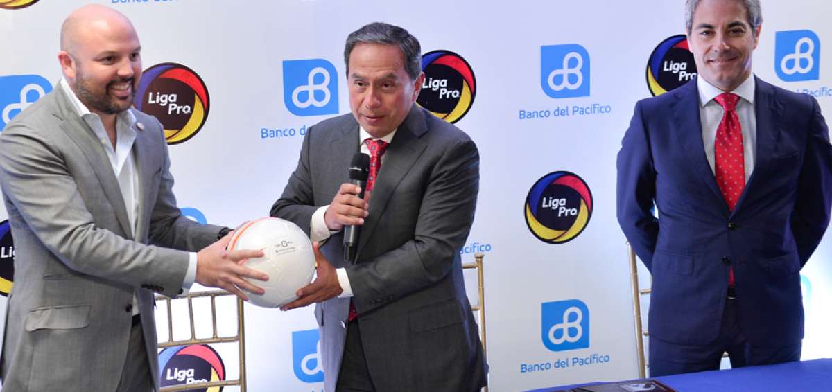 El presidente de la LigaPro, Miguel &Aacute;. Loor (i), entrega una pelota al titular del Banco del Pac&iacute;fico, Efra&iacute;n Vieira (c); Luis Manfredi observa la acci&oacute;n.