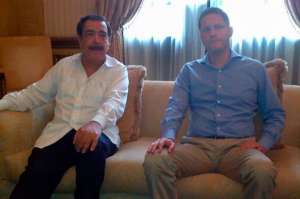 Mauricio Rodas (d) lleg&oacute; al mediod&iacute;a al Municipio de Guayaquil y se encuentra reunido con Jaime Nebot (i). Foto: Tomado de Twitter (@VicBoza)