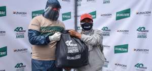Unacem Ecuador don&oacute; kits de alimentos a obreros de la construcci&oacute;n