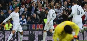 Cristiano Ronaldo (i) celebra su primer gol, mientras Modric corre a felicitarlo.