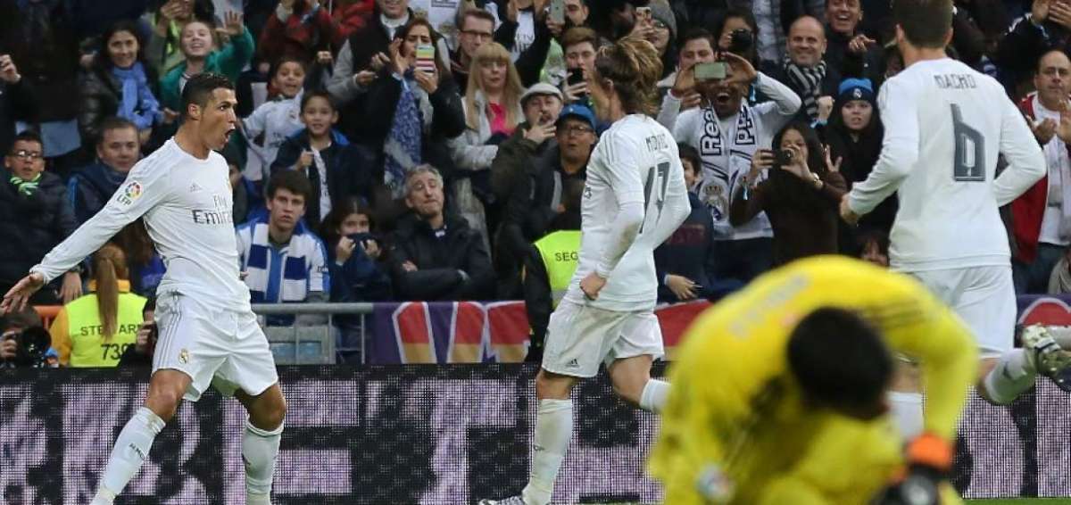 Cristiano Ronaldo (i) celebra su primer gol, mientras Modric corre a felicitarlo.