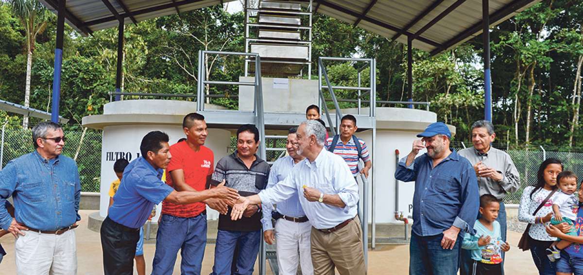 Los comuneros de Puerto Miranda saludan al Ministro de Hidrocarburos, Carlos P&eacute;rez (en el centro),  en la inauguraci&oacute;n de la planta de agua potable