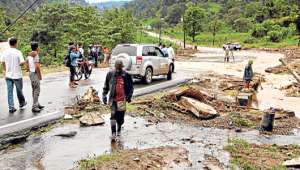Hoy se cumplen 9 d&iacute;as desde el cierre de la v&iacute;a Al&oacute;ag-Santo Domingo, debido al casi centenar de deslizamientos de tierra que provocaron la muerte de 11 personas. La fecha de apertura a&uacute;n es incierta. Foto: Cortes&iacute;a MTOP