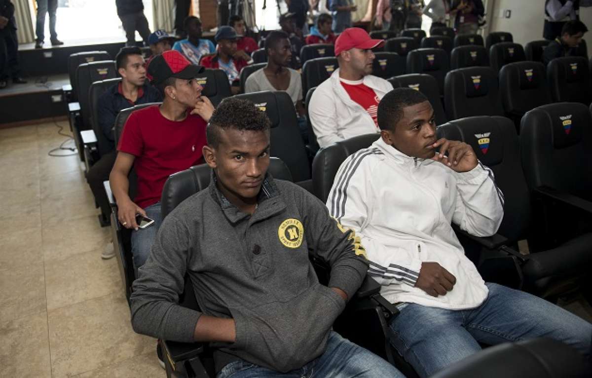 Algunos de los juveniles esperando la verificaci&oacute;n de sus documentos. Foto: Marco Salgado / El Tel&eacute;grafo