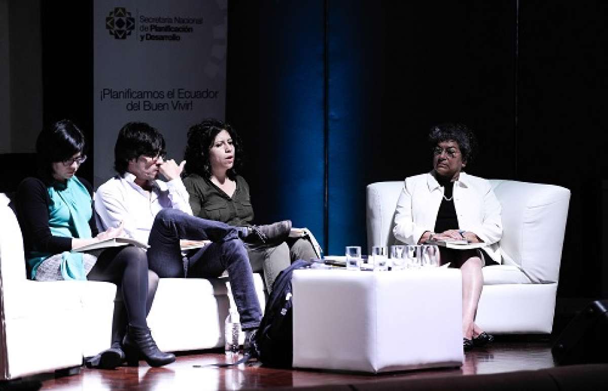 La escritora Patricia de la Torre (der.) present&oacute; el libro Los constructores del Estado nacional 1830-2010. Foto: &Aacute;lvaro P&eacute;rez/El Tel&eacute;grafo 