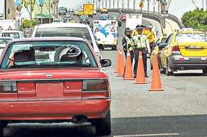 Personal de la CTE implement&oacute; ayer controles cerca del Puente de la Unidad Nacional para verificar que los automotores porten la placa. Foto: William Orellana / El Tel&eacute;grafo