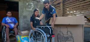 Los brigadistas repartieron a varias familias sillas de ruedas, cojines y colchones antiescaras, bastones, pa&ntilde;ales, entre otros implementos.