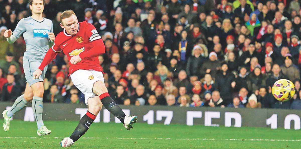 El delantero ingl&eacute;s Wayne Rooney anota su segundo gol contra el Newcastle, en el estadio Old Trafford. Foto AFP