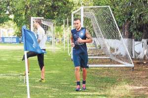 El delantero argentino Emanuel Herrera (der.), de 27 a&ntilde;os, reforzar&aacute; el ataque &lsquo;el&eacute;ctrico&rsquo;. Firm&oacute; contrato con el club por 4 temporadas. Foto: API.