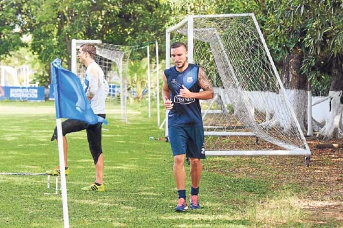 El delantero argentino Emanuel Herrera (der.), de 27 a&ntilde;os, reforzar&aacute; el ataque &lsquo;el&eacute;ctrico&rsquo;. Firm&oacute; contrato con el club por 4 temporadas. Foto: API.