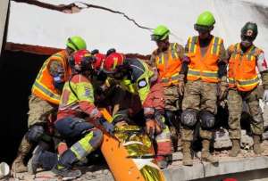 Una vida rescatada: bomberos ecuatorianos salvan a mujer atrapada en Venezuela 