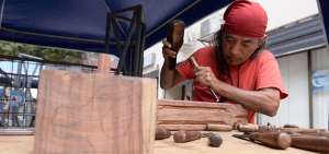Manuel Pillajo elabora una escultura de madera con la cual participar&aacute; en un concurso municipal. Sus mascotas inspiran a crear sus obras art&iacute;sticas. 