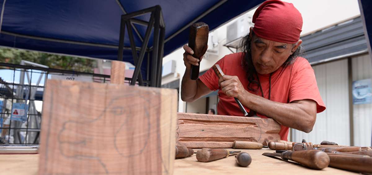 Manuel Pillajo elabora una escultura de madera con la cual participar&aacute; en un concurso municipal. Sus mascotas inspiran a crear sus obras art&iacute;sticas. 
