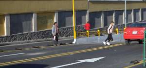 En uno de los extremos del nuevo paso deprimido no hay acera ni paso peatonal. Los ciudadanos arriesgan su vida cuando cruzan la v&iacute;a.