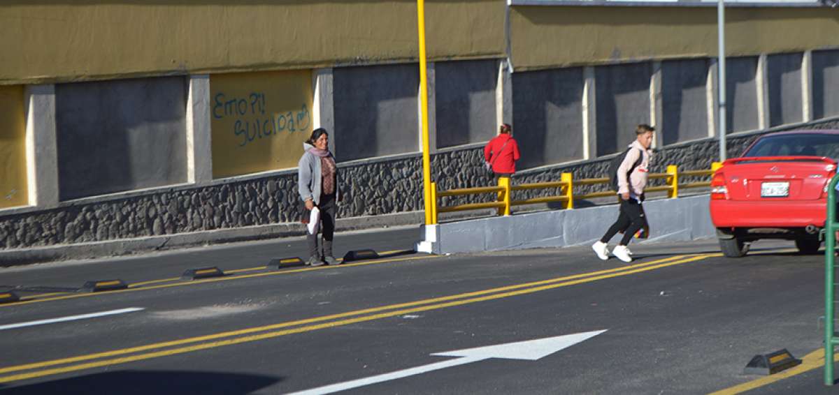 En uno de los extremos del nuevo paso deprimido no hay acera ni paso peatonal. Los ciudadanos arriesgan su vida cuando cruzan la v&iacute;a.