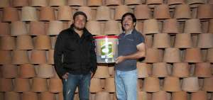 Ramiro B&aacute;ez (hijo) y Rafael Olalla trabajan en la elaboraci&oacute;n del filtro ecol&oacute;gico. La planta est&aacute; en Pifo