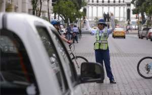 El presidente Rafael Correa dese&oacute; suerte a los agentes municipales. Foto: Karly Torres / El Tel&eacute;grafo 
