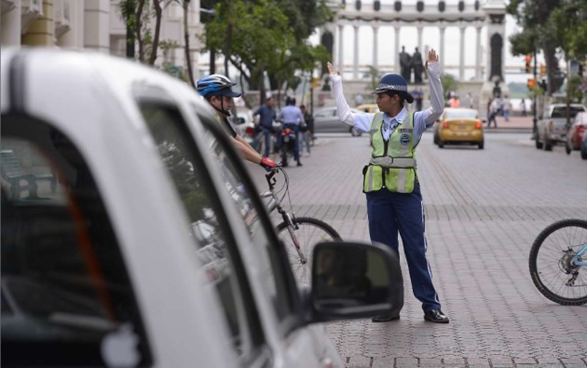 El presidente Rafael Correa dese&oacute; suerte a los agentes municipales. Foto: Karly Torres / El Tel&eacute;grafo 