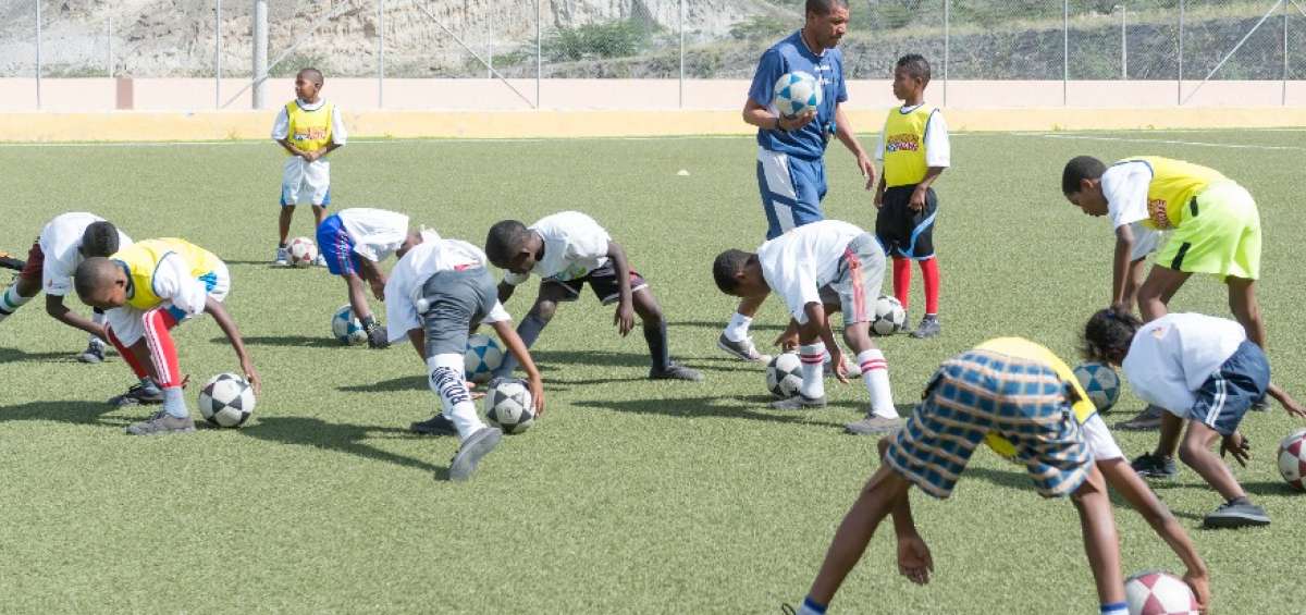 Mosquera (azul), antes del accidente, durante una pr&aacute;ctica de la escuela de f&uacute;tbol que dirig&iacute;a en el Centro de Alto Rendimiento de Carpuela (Ibarra). 