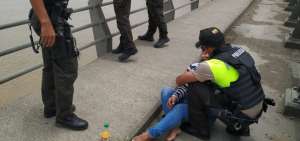 Polic&iacute;a evita que una mujer se lance al r&iacute;o Guayas