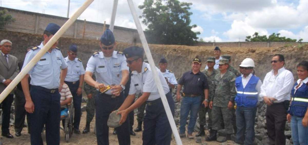 Momentos en que se colocaba simb&oacute;licamente la primera piedra para el proyecto que contempla 420 metros de construcci&oacute;n.