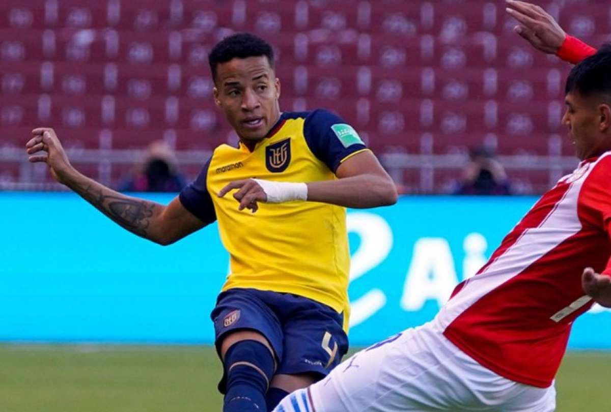 Byron Castillo, en uno de sus desbordes, durante el partido ante Paraguay