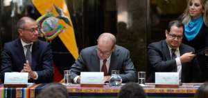 El documento lo firmaron el ministro de Miner&iacute;a, Javier C&oacute;rdova (der.), por el Estado ecuatoriano, Lukas Lundin (izq.), presidente del Directorio de Lundin Gold, y Ron Hochstein, presidente ejecutivo y gerente general de la misma empresa.