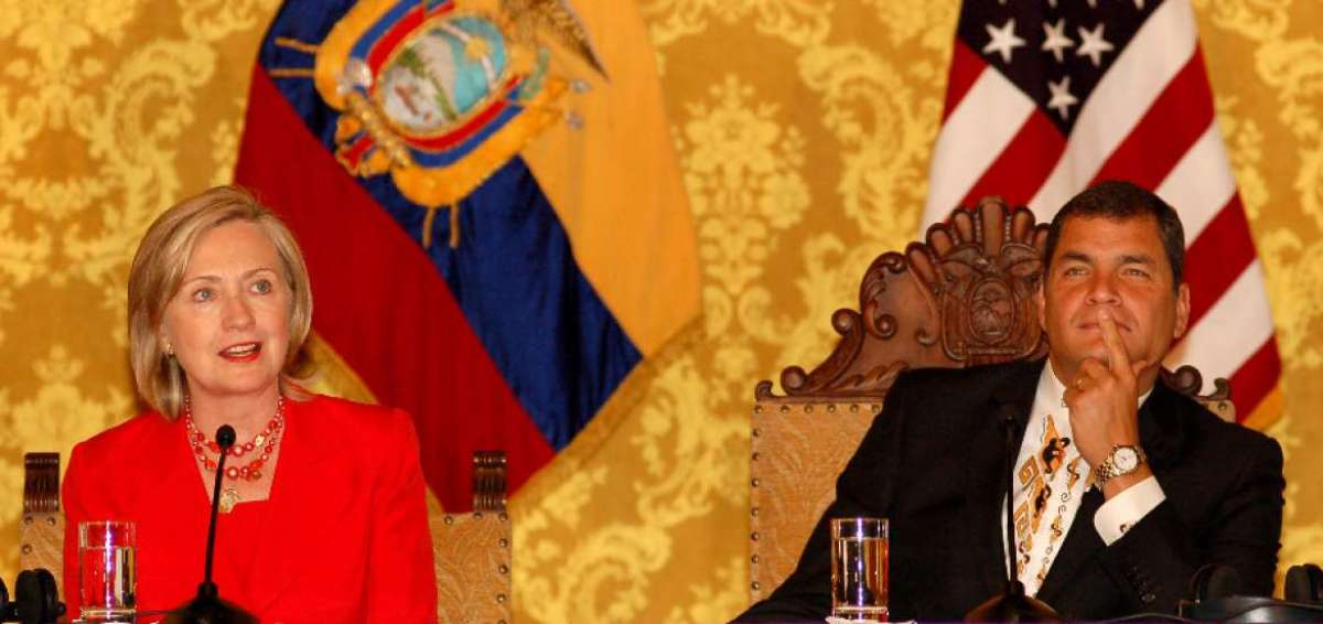 La secretaria de Estado de los EE.UU. junto al presidente, Rafael Correa, durante su visita al Ecuador en 2010.