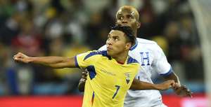 Jefferson Montero (7) intenta superar la marca de un defensor hondure&ntilde;o durante el partido del viernes. Foto: AFP