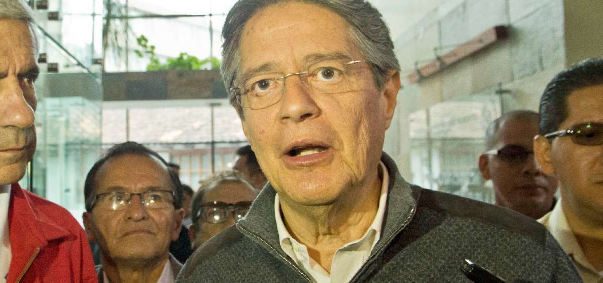 Lasso niega implicaci&oacute;n en el feriado bancario