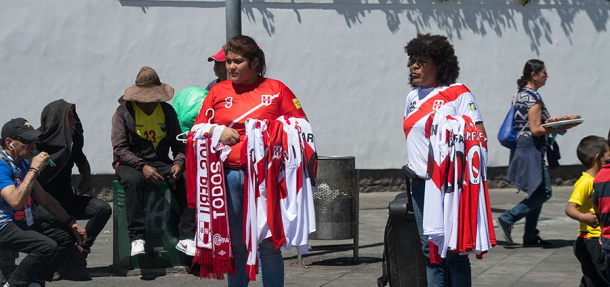 Maribel Le&oacute;n (der.) y una de sus compa&ntilde;eras vendieron productos de la selecci&oacute;n peruana en el bulevar de la avenida Naciones Unidas, junto al estadio.