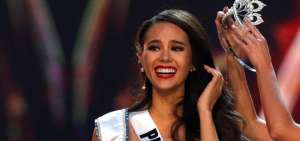 La filipina Catriona Gray posa tras ser coronada Miss Universo 2018 en la gala de Miss Universo 2018 celebrada en Bangkok, Tailandia.