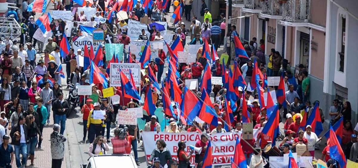 Representantes de varios sectores recorrieron la ma&ntilde;ana de ayer la calle Guayaquil en una manifestaci&oacute;n de protesta en contra del alcalde Mauricio Rodas.