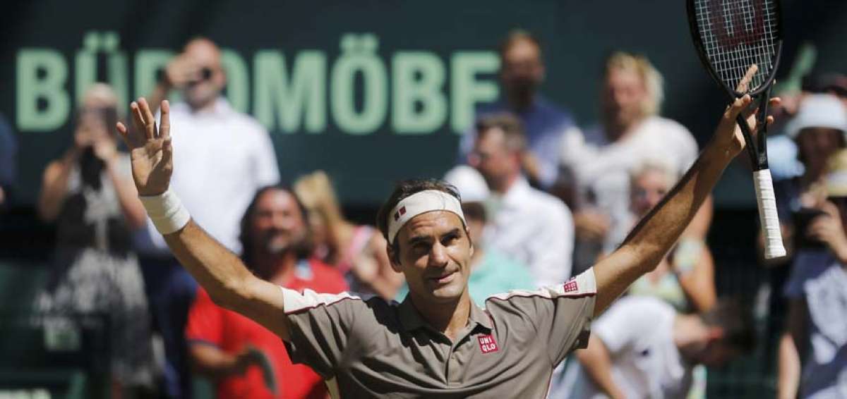 El tenista suizo, Roger Federer, levanta los brazos tras ganar el t&iacute;tulo en Halle. Es la d&eacute;cima edici&oacute;n que cosecha.