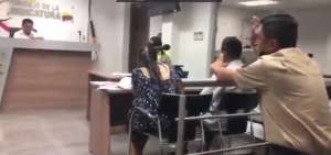 Polic&iacute;a cuestiona a juez en sala de audiencia por liberar a presunto delincuente