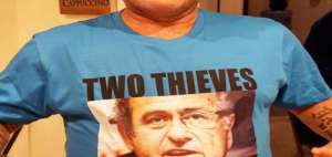 Maradona luci&oacute; el pasado mes de enero una camiseta acusando de ladrones a Blatter y Platini.