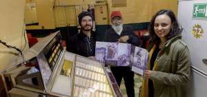 Roger Ycaza y Emilia Andrade junto con Don Carlitos, due&ntilde;o de los Hervidos Tropical, un lugar en el centro de Quito que integra parte de esta cartograf&iacute;a. 