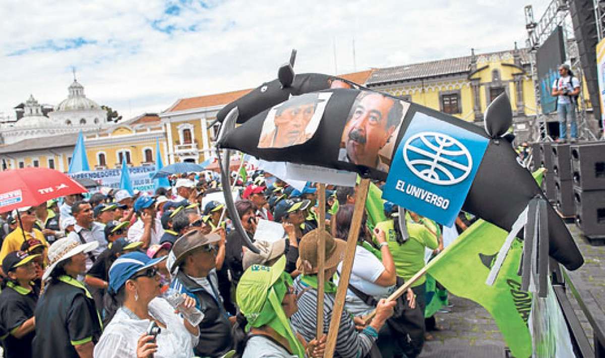 Los trabajadores en Quito aprovecharon el espacio para protestar por temas pol&iacute;ticos. En la capital se realizaron dos marchas que concentraron a cientos de personas. Foto: Marco Salgado |  El Tel&eacute;grafo