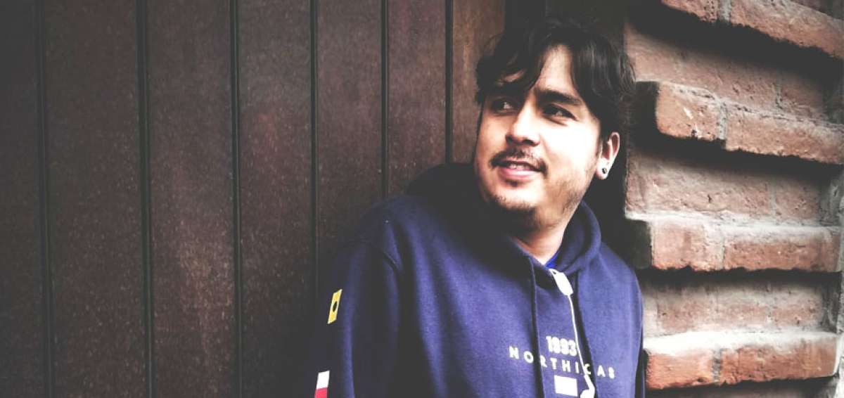 Gio Bravo, quien inici&oacute; su carrera musical en la adolescencia, particip&oacute; en varias agrupaciones musicales, donde se destac&oacute; por su calidad vocal.