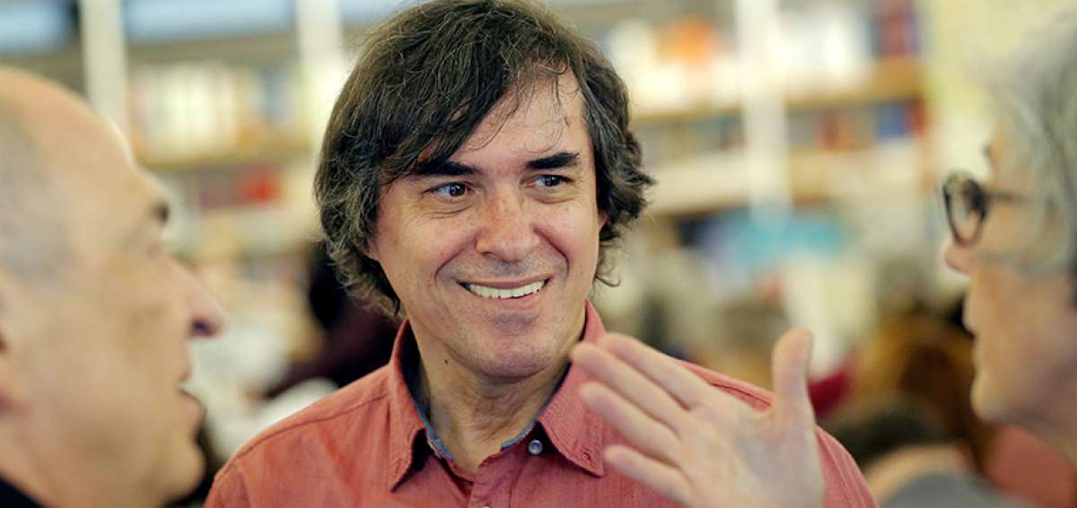 El escritor rumano Mircea Cartarescu (c), acompa&ntilde;ado por su editor, Gabriel Liiceanu (i), y la traductora de sus escritos, la espa&ntilde;ola Marian Ochoa de Eribe.