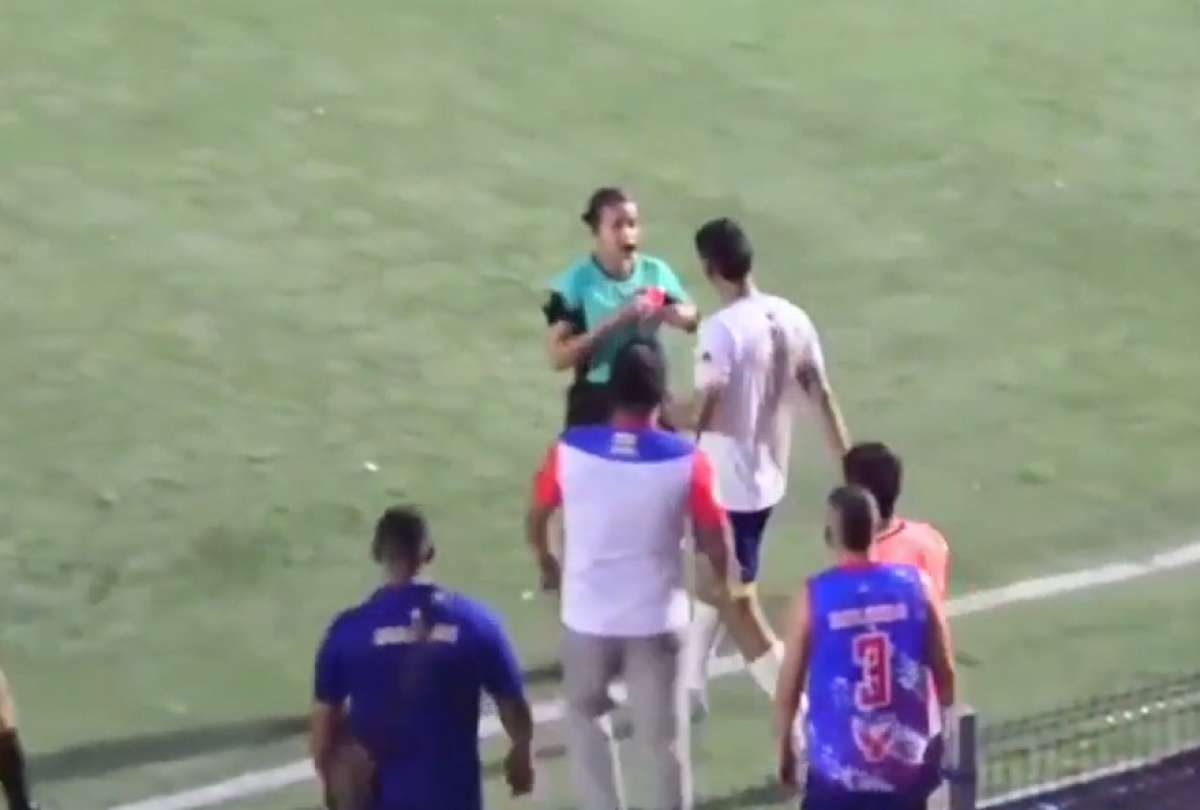 La árbitra Daniela Ceballos fue agredida en Colombia